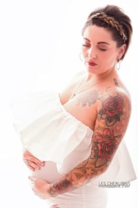 body en jersey blanc en séance photo studio de grossesse par les Chérubins Photographie